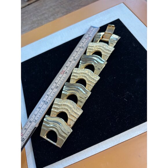 Vintage Gold-Toned Wide Textured Link Bracelet With Wave Design - Picture 7 of 15